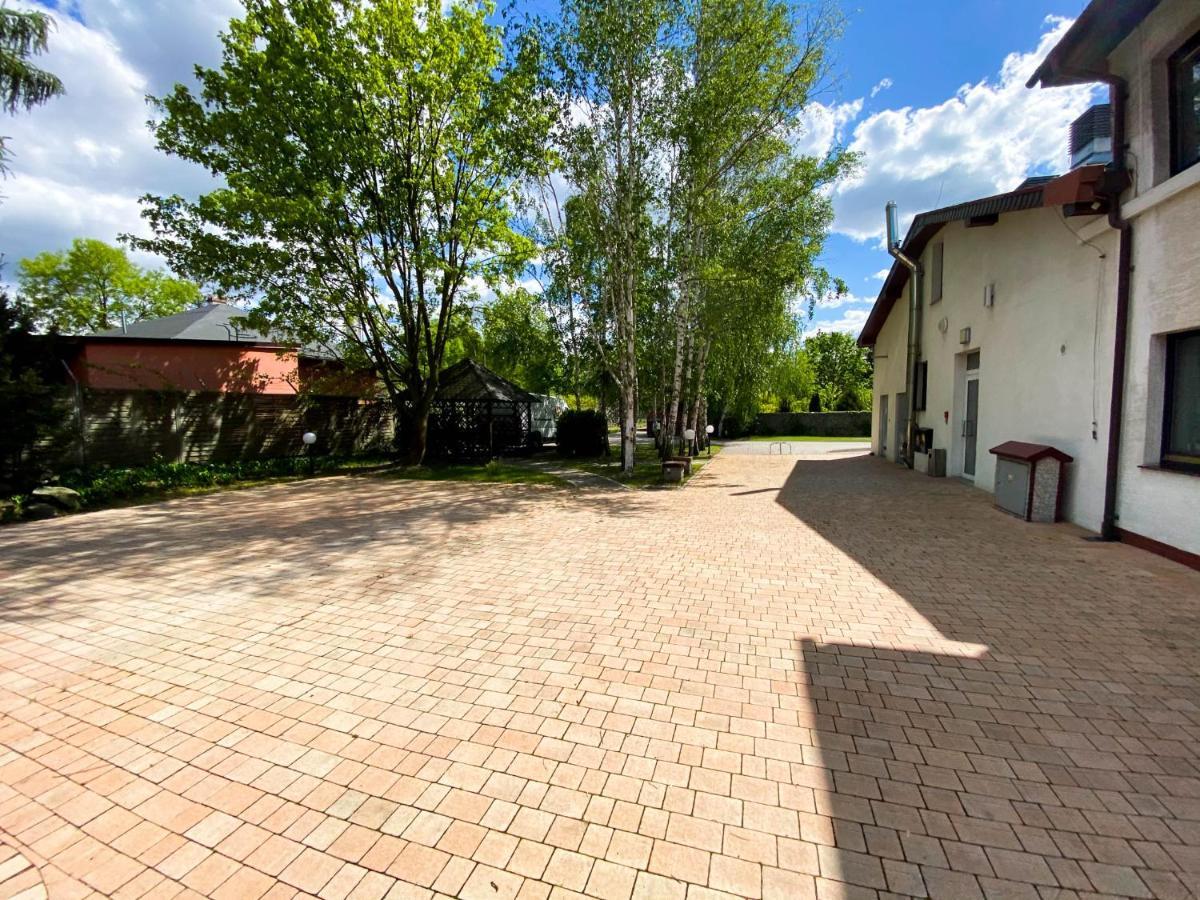 Hotel Garden Oleśnica Exteriör bild